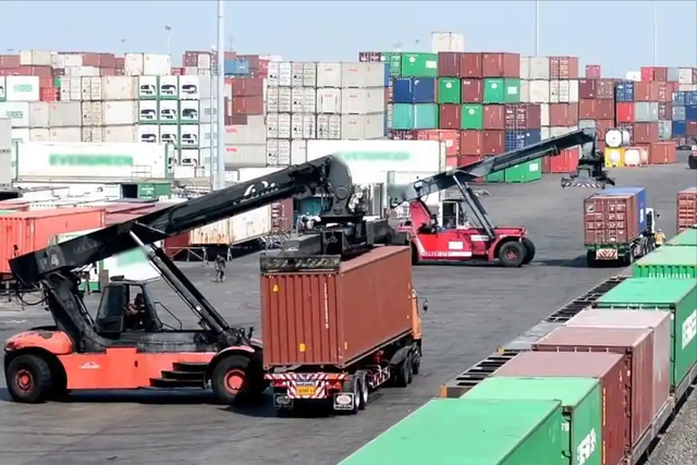 美波音货机坠毁，现场浓烟滚滚；美政府关门35天酿成了航空悲剧？