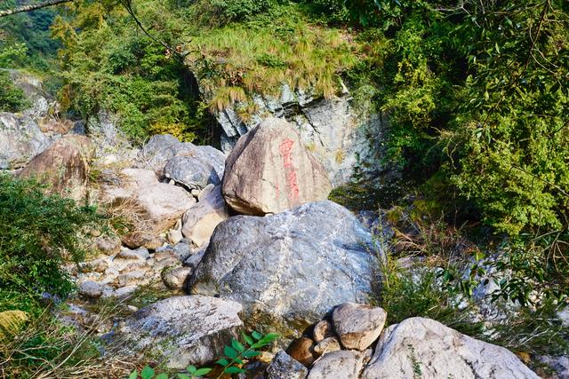 黄山翡翠谷秋韵，溪水映红叶，藏在山水间，一步一景皆是诗情画意