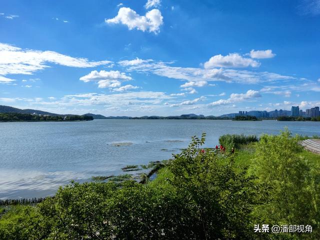 蓝天白云下的无锡蠡湖，浪漫如诗，心随浪逐，梦与湖共舞。