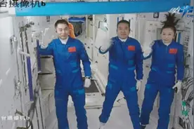 王亚平183天太空任务，落地被人抬着走牺牲很大，看着都让人心疼图片
