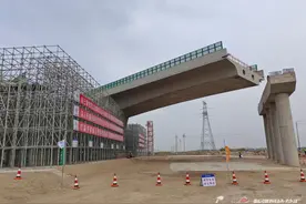 75分钟！8100吨！乌尉高速跨铁路桥转体成功图片