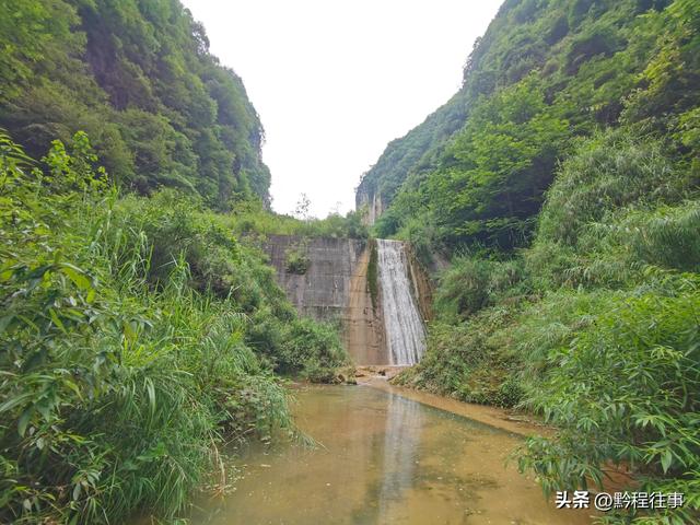 旧时古道，如今人迹罕至；峡谷中间，有一个美丽野瀑布