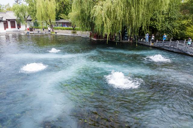 初秋的明水古城，古建筑与泉水交相辉映