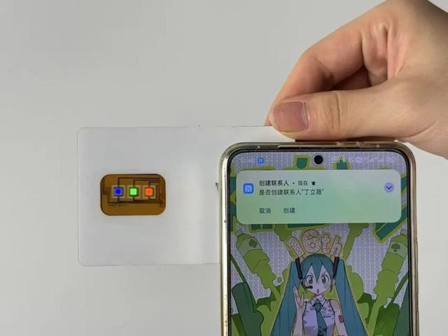 AI上显示| 维信诺以“2+3+4”全矩阵亮相DIC 2025