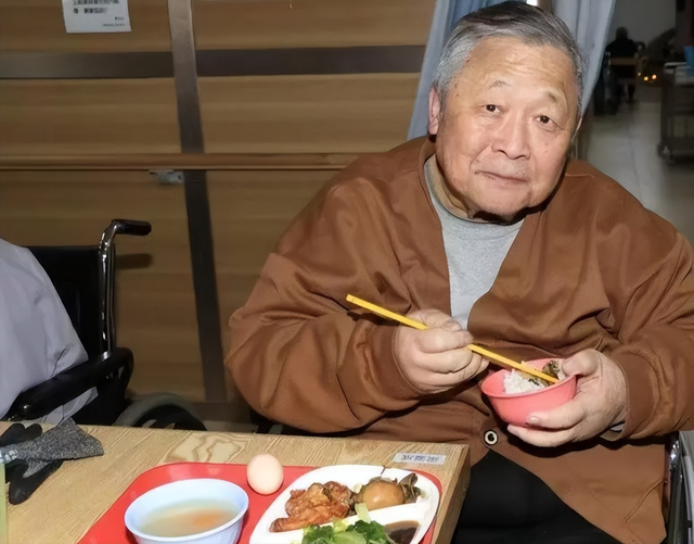 家花不如野花香！出轨保姆、逼死原配，如今过成这样只能算他活该