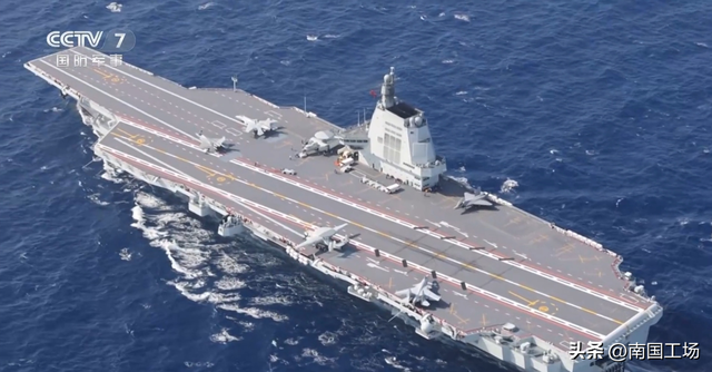 跑了！中国海军福建舰服役后，尼米兹号离开黄岩岛，后撤1000公里