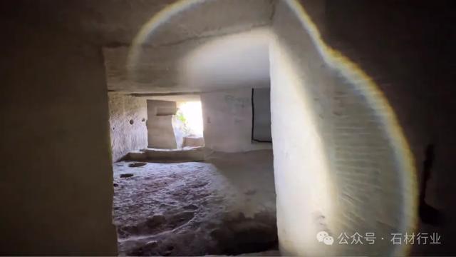 四川砂岩采石场发现神秘地宫，十多间石屋，妥妥的豪宅。