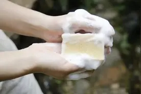 长期用硫磺皂洗澡的人，会付出啥代价？医生：或要承担这5种痛苦图片