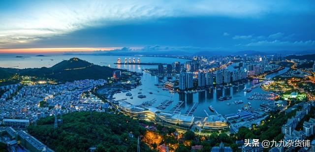 三亚惊现“怒海撞塔”！巨浪直扑灯塔塔顶，游客尖叫逃离