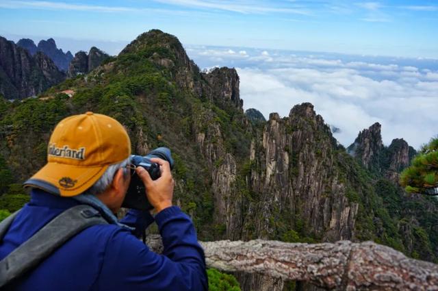 黄山秋色与云海同框的浪漫时刻 | 皖美冬日 | 第十五届安徽国际文化旅游节