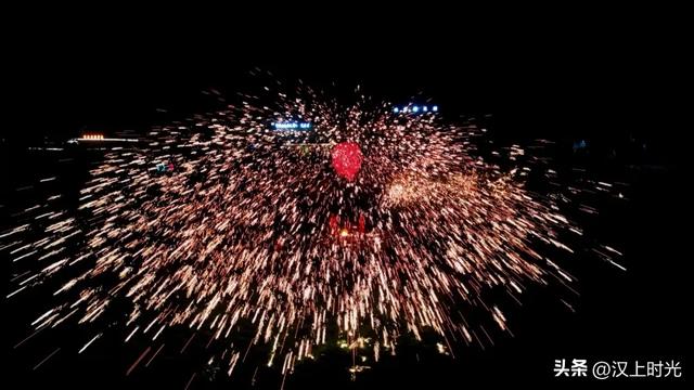 被佛坪王家湾圈粉了！锣鼓迎宾、非遗打铁花… 这仪式感直接拉满！