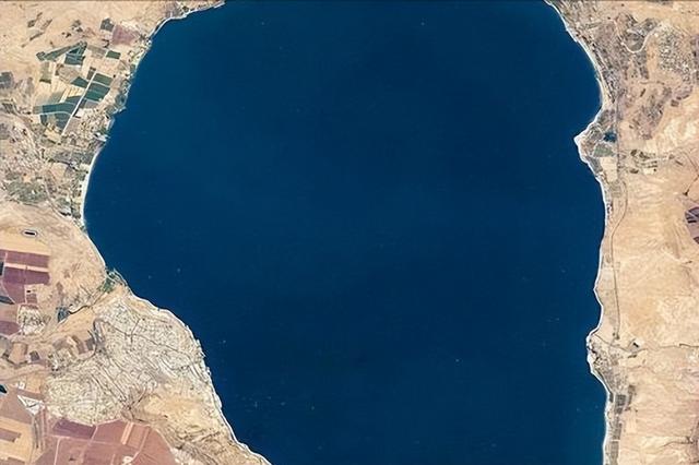 大凶之兆出现？圣经末日预言应验，波斯湾海水血红色，怎么回事？