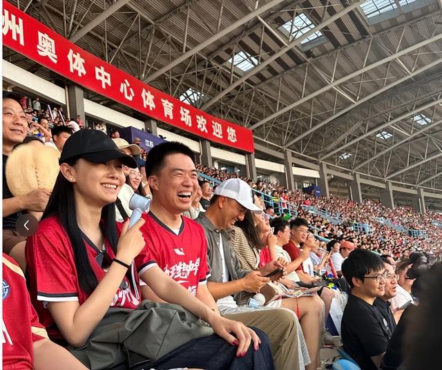 理想汽车创始人李想陪妻子逛超市被拍，全程注意力在手机，网友调侃：老板不易，他却坦言“是我更需要她”