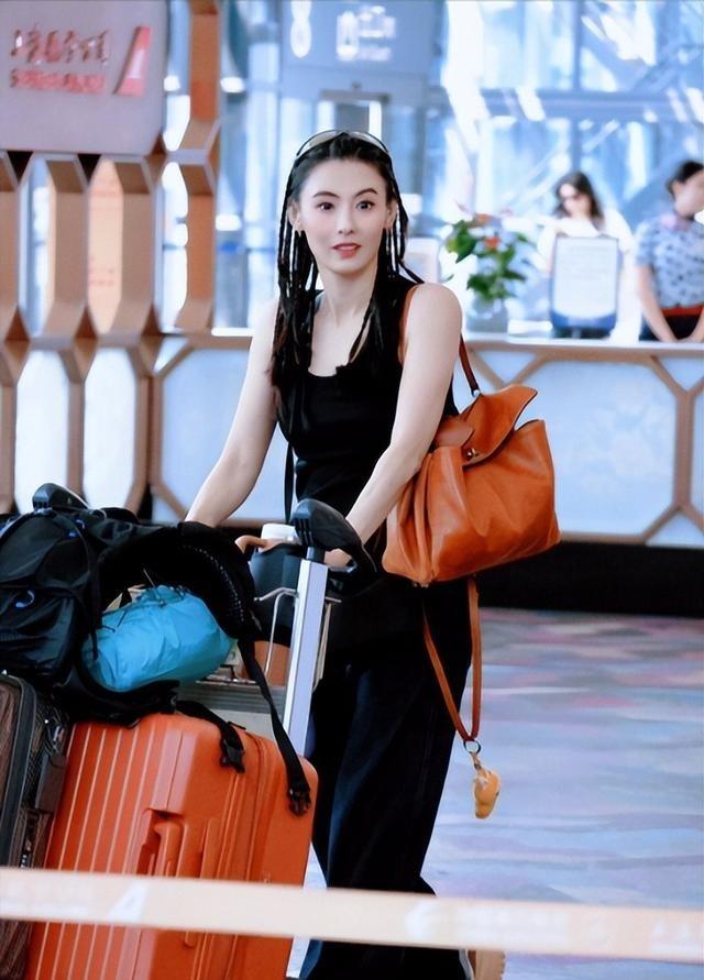 45岁张柏芝现身法庭，四个助理相伴阵仗大，遭前经纪人索赔逾千万