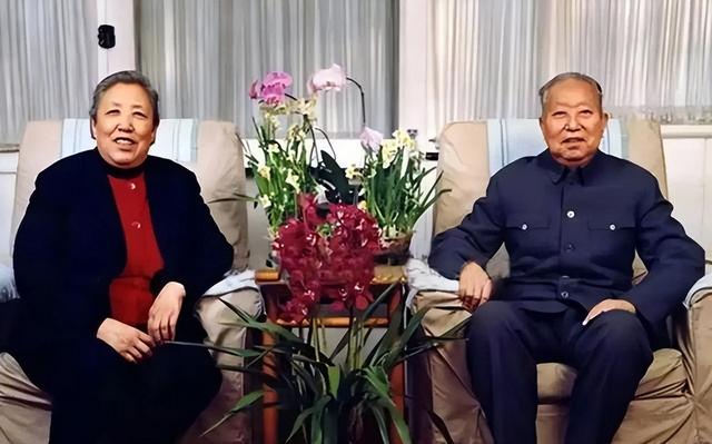 1949年	，华国锋和妻子韩芝俊的合影，她18岁，端庄贤惠	，气质不凡