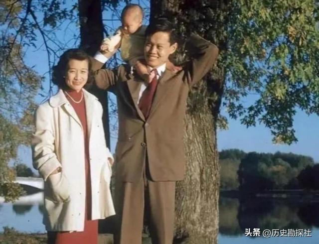1981年，杜聿明的葬礼上，女儿杜致礼和杨振宁的留影，悲痛难掩！