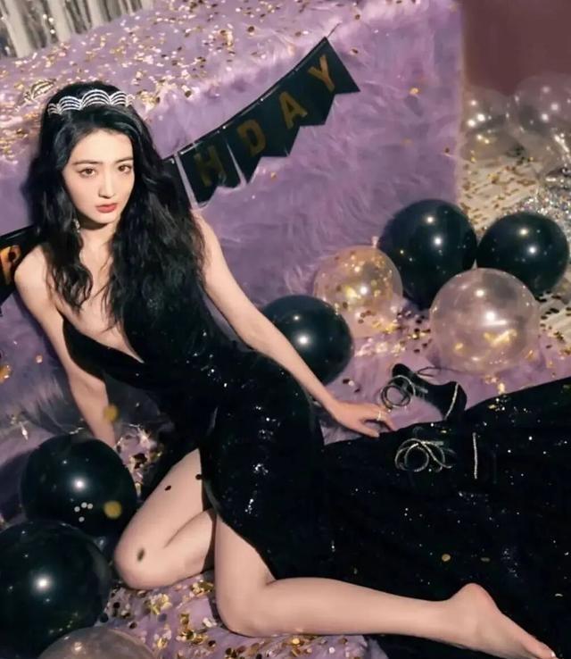 徐璐写真被赞人间水蜜桃！肤白貌美魔鬼身材性感火辣