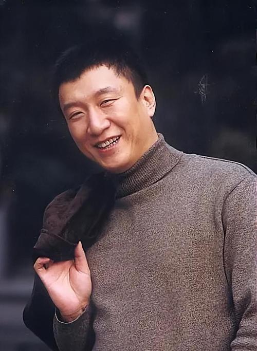 孙红雷小娇妻真是“大号水蜜桃”，丰满还穿紧身连衣裙翘臀好迷人