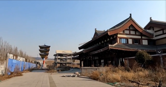 济南城郊憋屈的烂尾古城，理想丰满现实骨感，为何停工大势所趋