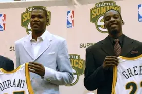 杜兰特空降休斯顿！和老队员火箭再聚首，并回应招募威少问题图片