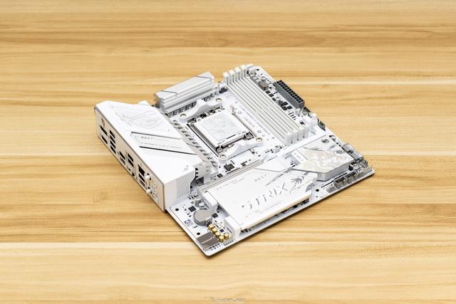 极地坚冰！华硕TUF RTX 5070Ti O16G白色游戏实测