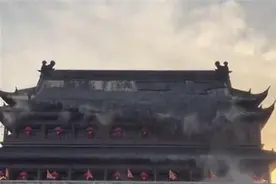 凤阳明中都鼓楼瓦片瀑布式脱落，一年前曾进行封闭改造图片