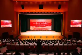 “人民医护工作者”国家荣誉称号获得者路生梅先进事迹报告会走进吴堡图片