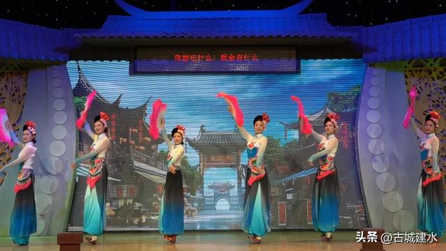 移动的星级酒店 邂逅千年古城！“熊猫专列”再度驶入建水