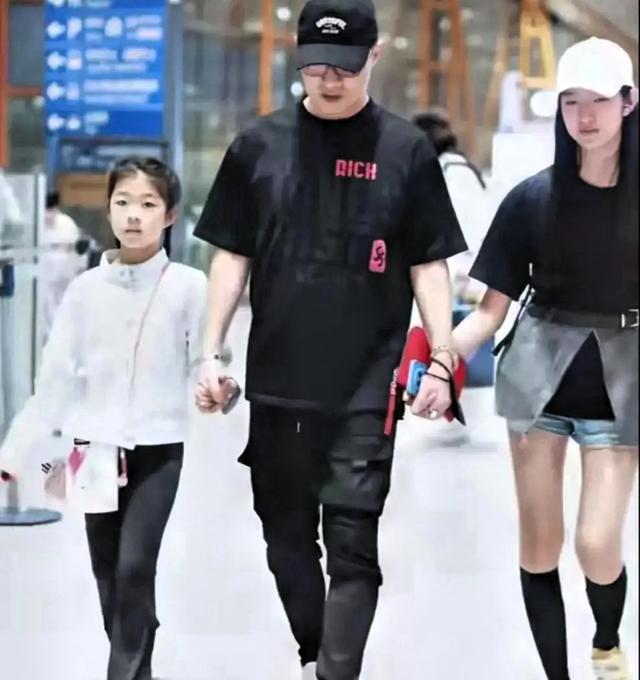 汪峰机场20秒紧抱新欢，女儿低头瞬间让人心疼，路人反应绝了