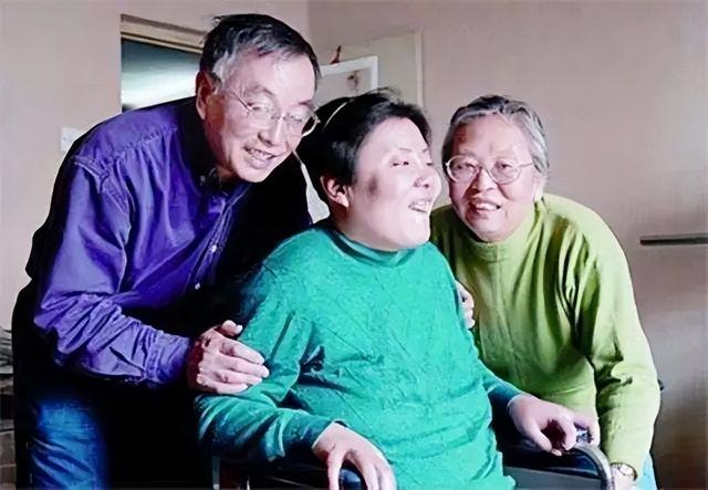 清华铊中毒受害人朱令下葬，墓碑上12个字意难平，孙某已定居海外
