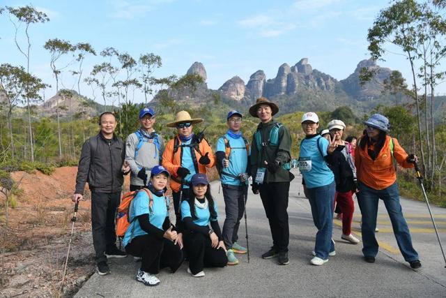 2025年第三届“多彩龙川·古邑苏区”环霍山30公里徒步活动举行