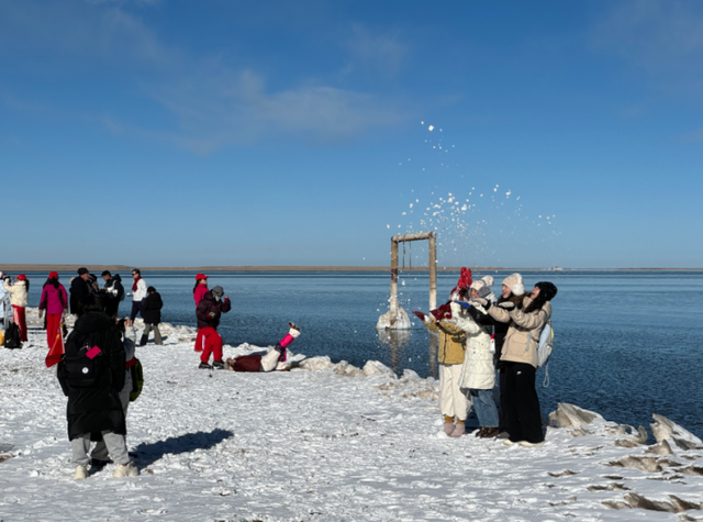 青海湖畔：千名志愿者徒步迎新年 共赏冬日美景