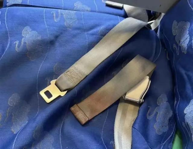 山东航空出大事了准备起飞的航班上突然有个十六岁女孩说要生孩子
