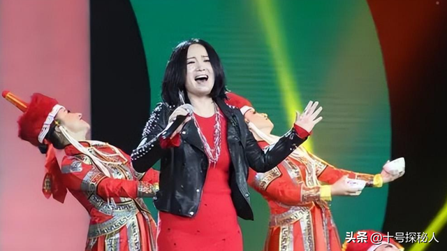 连上5次春晚，私下却和恩师同居怀孕被骗流产，如今56岁依旧单身