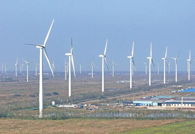 风力发电机的工作原理，转那么慢是怎么发电的？