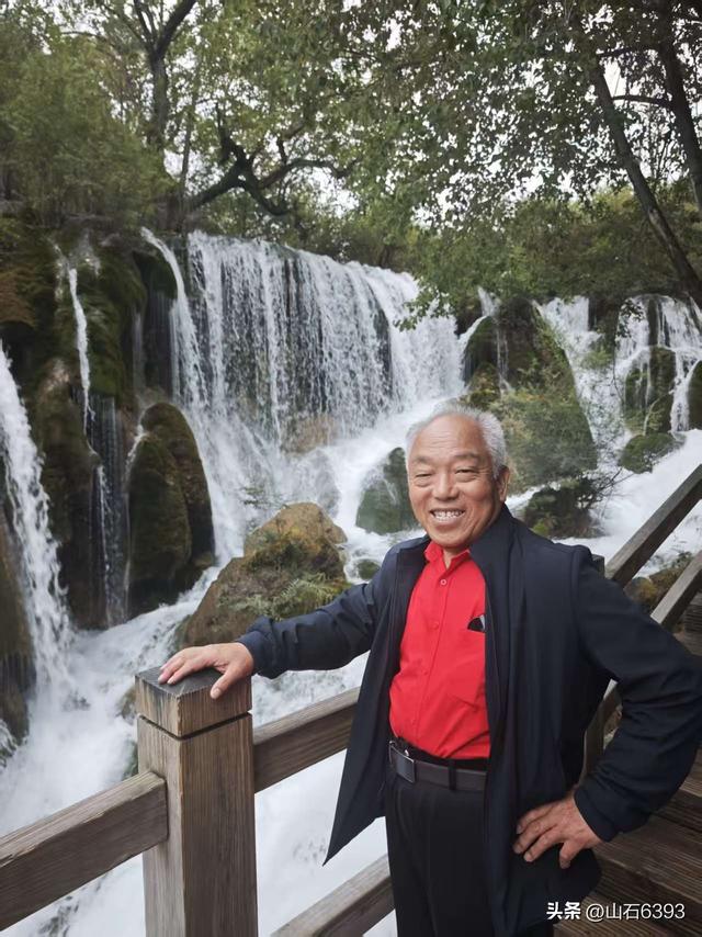 丁怀华：《神奇九寨沟 人在画中游》