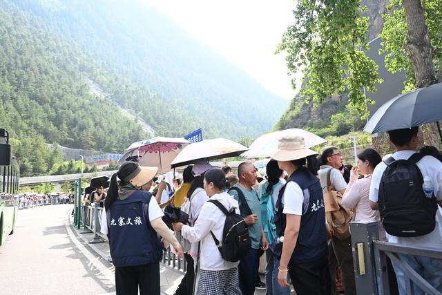 烈日下的坚守：九寨沟4.1万游客高峰背后的暖心风景