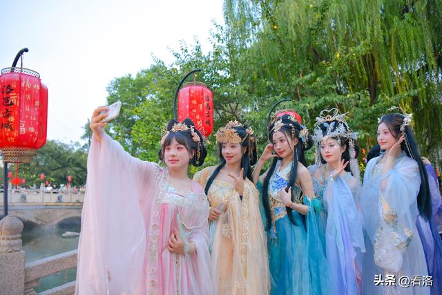 洛阳老城：汉服体验店3年增长75倍！一件汉服带火一座城！