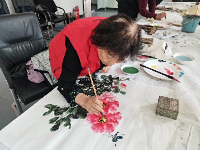 重阳佳节将来临 创作墨宝送老人