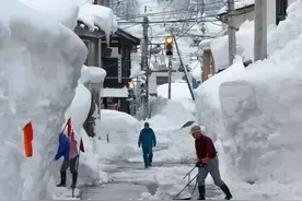 日本降下特大暴雪，积雪厚达4.65米，比公交车还高！降雪还将持续图片