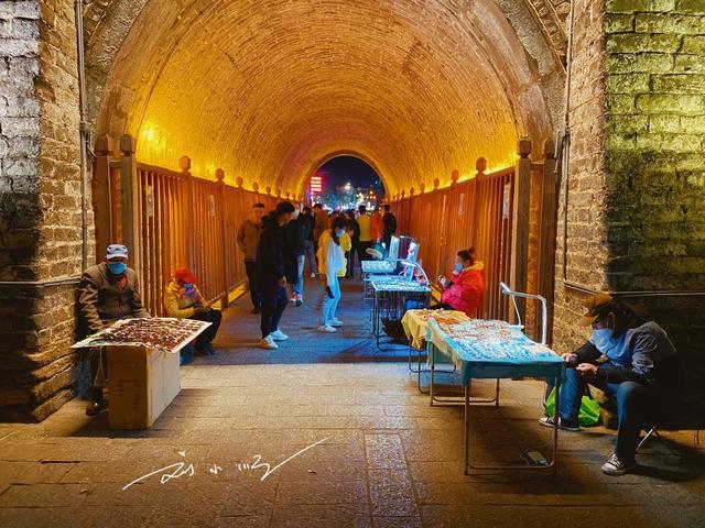 夜幕下的大理古城：满街地摊到底是“特色”，还是“煞风景”？