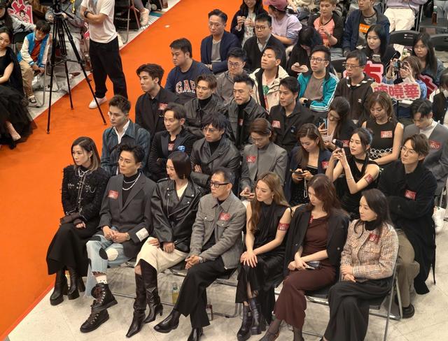 《新闻女王2》活动，张家妍缺席飞爷如此年轻，家嫂刘艳太漂亮了