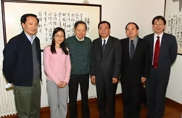 杨振宁曾在武汉勉励青年并留下寄语