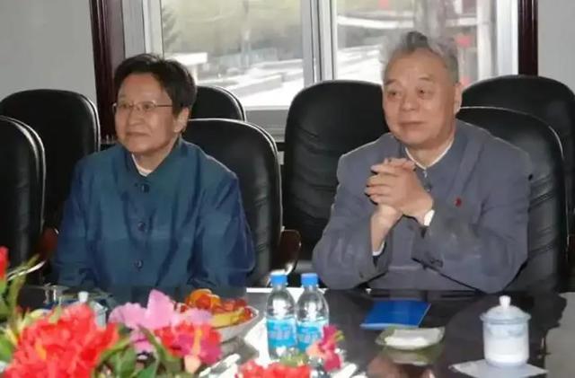 这是85岁李讷的近照,注意看她的坐姿,才知道她为何没去纪念堂