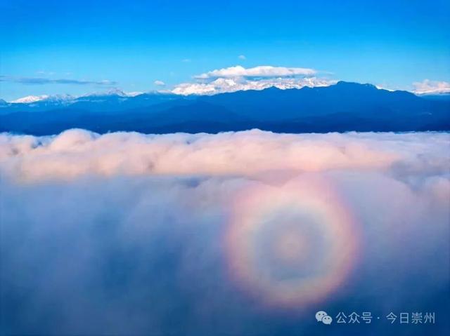 日出 + 云海 + 雪山，今天的崇州主打一个美！