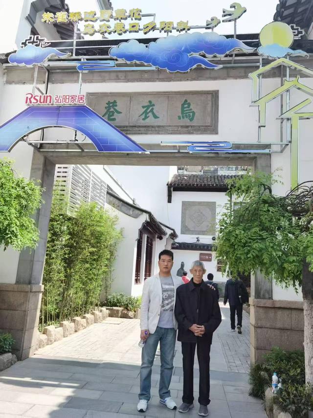 中秋观偿月圆，泪寄天堂双亲，但愿人长久，千里共婵娟