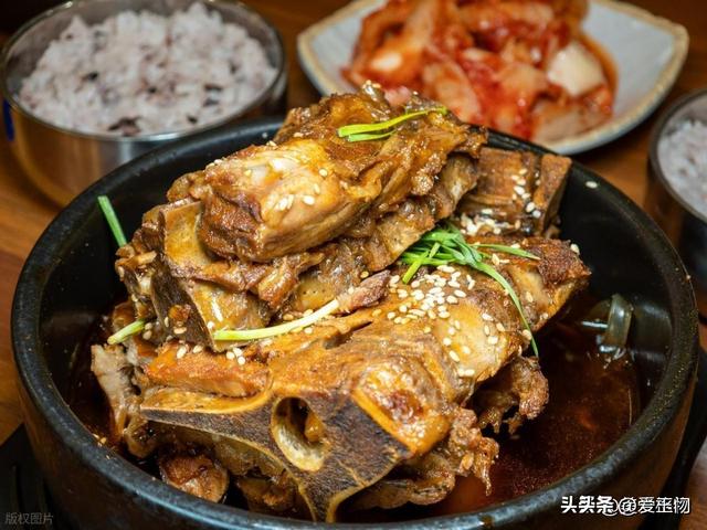 买猪骨头，内行人专挑这2个部位，肉多骨少，价格比瘦肉便宜一半
