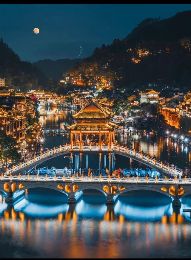 湖南的美，是造物主写给探险家的一封三维情书。