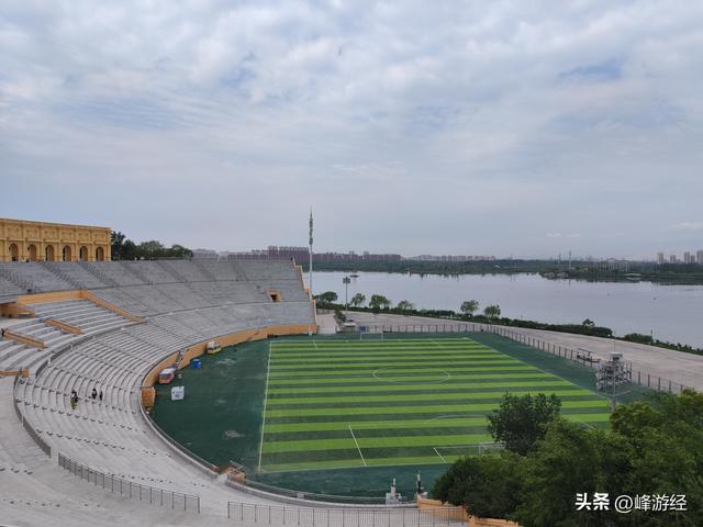爬览山公园，只看到若隐若现的贺兰山
