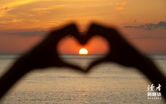 2名女大学生入学时，惊讶发现，俩人不但同名同姓，同一个生日，来自于同省，还共用一张脸！